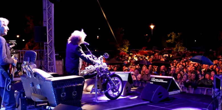 A járványt segíti, a zenei piacot torzítja a kormány ingyenes Hacacáréja