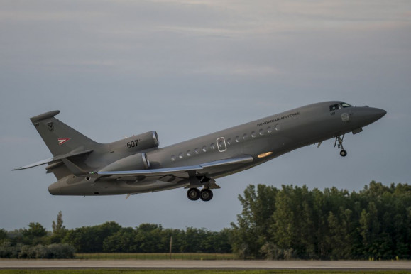 Brüsszel és Katar között gyakorlatilag légihidat létesítettek a magyar honvédség gépei