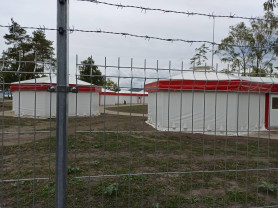 Vajon készen lett Mészárosék 4,5 milliárdba kerülő gagyi műanyag sátorvárosa a gyerekeknek?