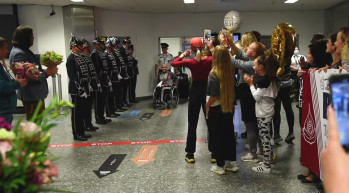 Rendőrsorfal, parádé várta a reptéren a rendőrség bronzérmes paralimpikonját