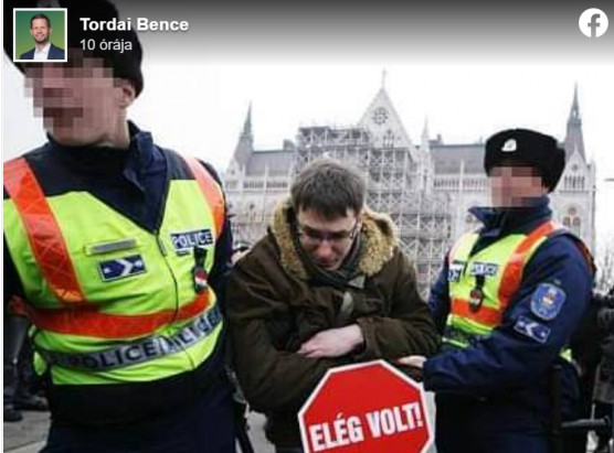 Kampánytéma lett, hogy rendőrök cipelték el Karácsonyt a parlament elől