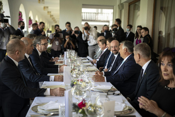 Balázs Péter: Orbán két bakot lőtt egyszerre