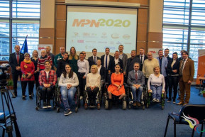 Kihunyt a láng a paralimpiai játékokon