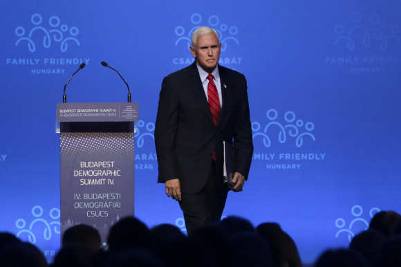 Házhoz jött a pofon: Pence közös fellépésre szólított fel Kínával szemben