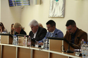 A Momentum kifarolt a karlendítőnek tűnő ózdi jelölt mögül