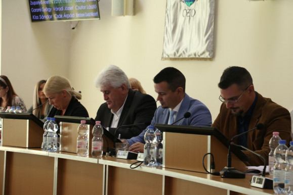 A Momentum kifarolt a karlendítőnek tűnő ózdi jelölt mögül