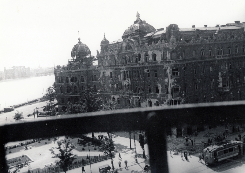 1945 - kilátás a Gellért Szállóból a Szent Gellért térre. Balra a Műegyetem romos CH épülete, jobbra a Bartók Béla út.