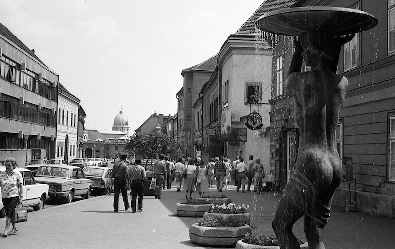 Tárnok utca a Balta köztől a Dísz tér felé nézve. Előtérben a Vízjáték-szobor és díszkút (Pátzay Pál és Schall József alkotása, 1975.).