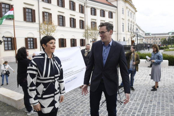 Kutatás: Dobrev Klára megy az úton, ez most szimpatikusabb