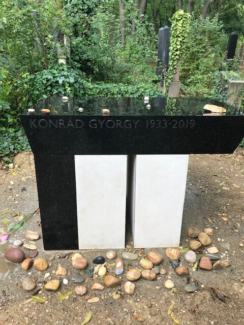 Konrád György síremléke