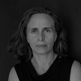 Tompa Andrea: Fejtől s lábtól