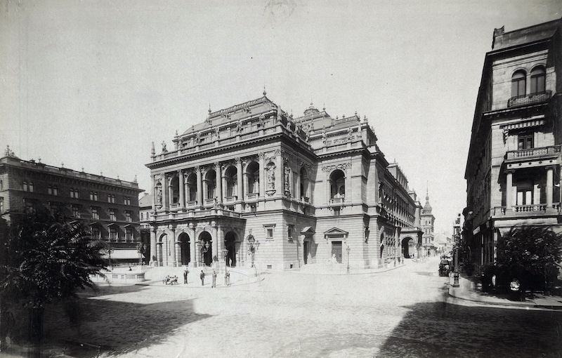 Andrássy út, a Magyar Állami Operaház épülete (Ybl Miklós, 1884.). A felvétel 1898 körül készült. 