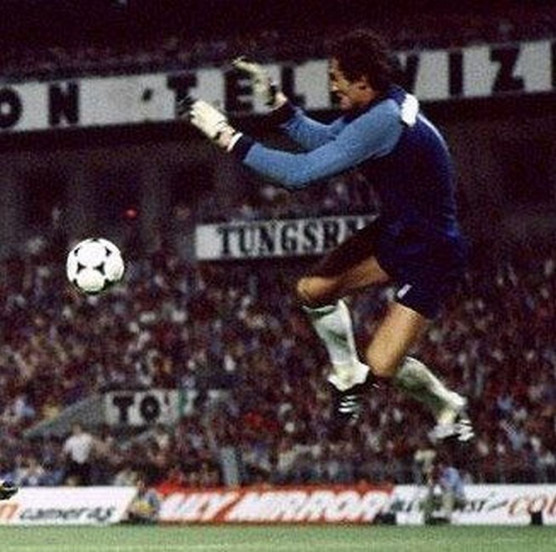 Katzirz Béla, csatár és ügyvéd