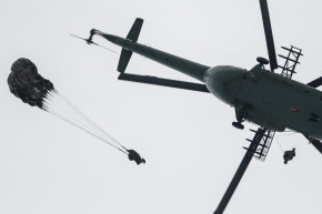 Bíróság elé állhat az ejtőernyőst a halálba taszító helikopter parancsnoka