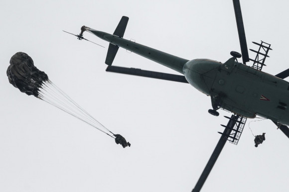 Bíróság elé állhat az ejtőernyőst a halálba taszító helikopter parancsnoka