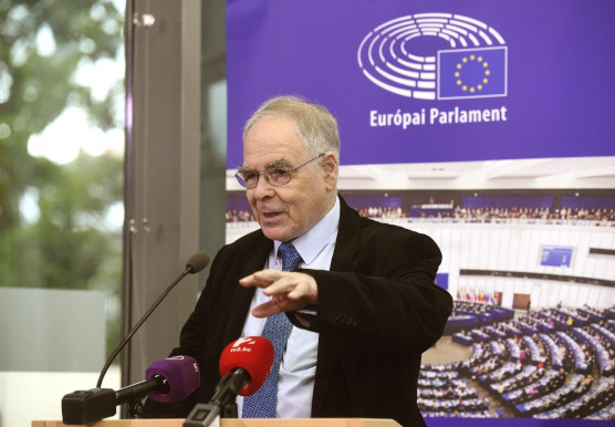 Elhunyt Schöpflin György