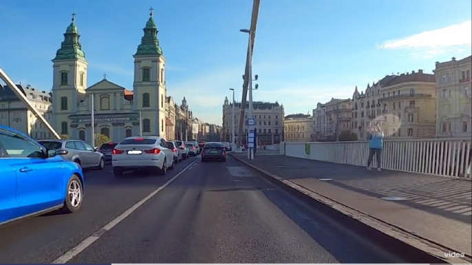 Azzal vádolják Karácsonyt, hogy a busz sávban közlekedik