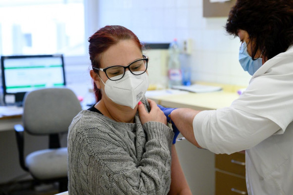 15 ezer tanár továbbra is oltatlan