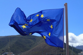 Egy ország névjegye selyemből