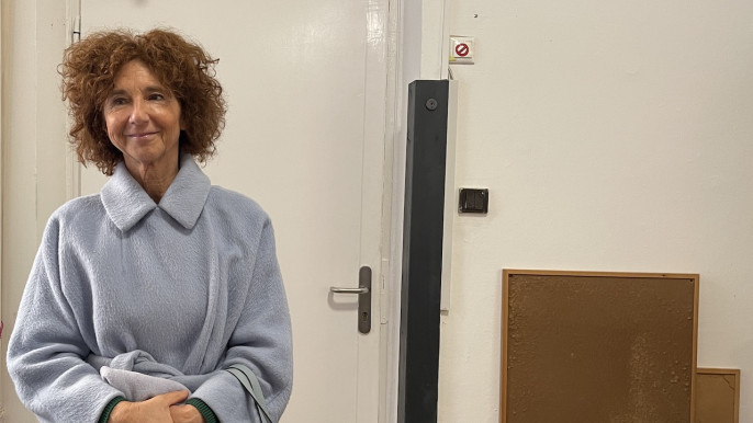 Erőteljes színek fehér alakokkal