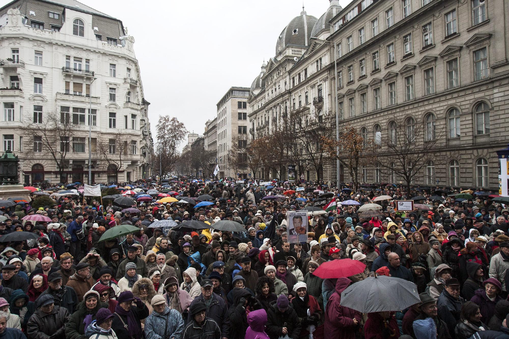 Demonstráció a Klubrádió megmaradásáért