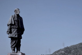 19,5 méteres szobrot állítana Sorosnak a Kutyapárt