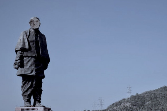 19,5 méteres szobrot állítana Sorosnak a Kutyapárt