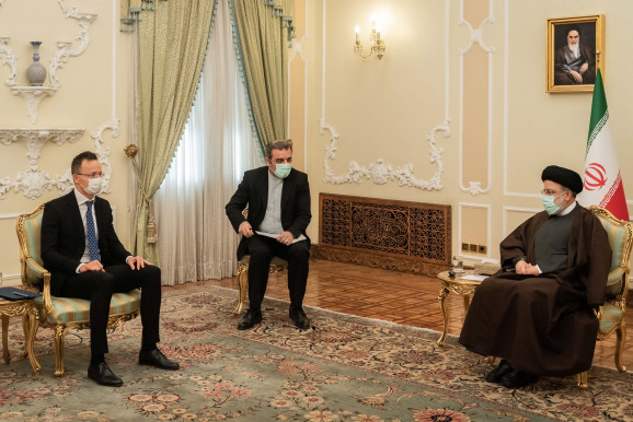 Szijjártó elment Teheránba, hogy a NATO és az Nyugat képmutatására panaszkodjon