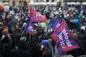 Lengyelországban utcára mentek az emberek a kormányfüggetlen tévékért