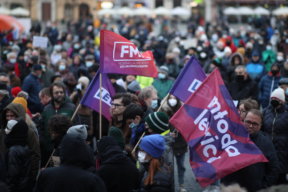 Lengyelországban utcára mentek az emberek a kormányfüggetlen tévékért