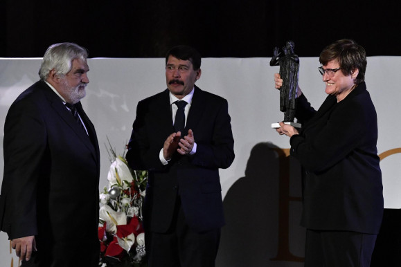 Karikó Katalin most a Covid-árvákon segít