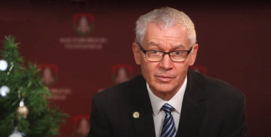 Polt Péter simán leparkolt a buszsávban, amíg beugrott egy boltba a Bajcsyn