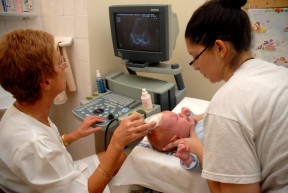 Betegséggel kezdődő életeket ment