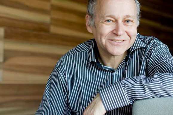 Fischer Ádám a mikrofonnál és a zongoránál