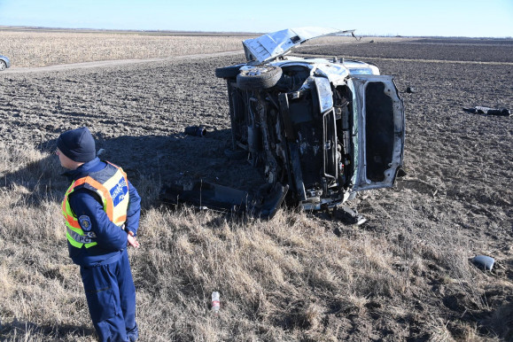 Felborult egy embercsempész kisbusz, 27-en szálltak ki belőle