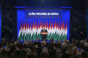 Évértékelő standup stílusban