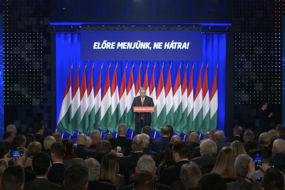 Évértékelő standup stílusban