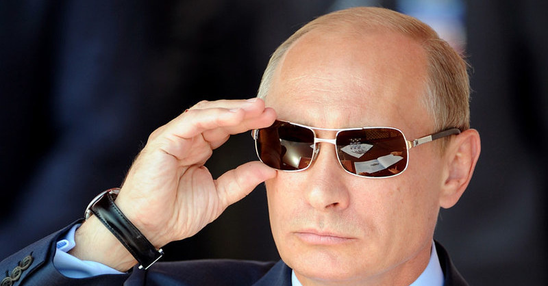 Putyin a lépcsőházban – Szénási Sándor jegyzete
