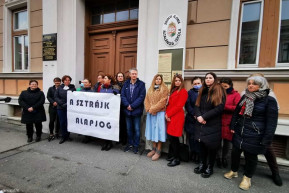 Több iskolában is letették a munkát a tanárok, 700 hallgató is támogatja a polgári engedetlenséget