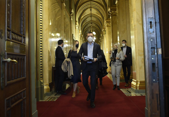 A végrehajtó kar nem árulja el, mennyiért passzolta át az irodaházát Rogán kabinetfőnökének