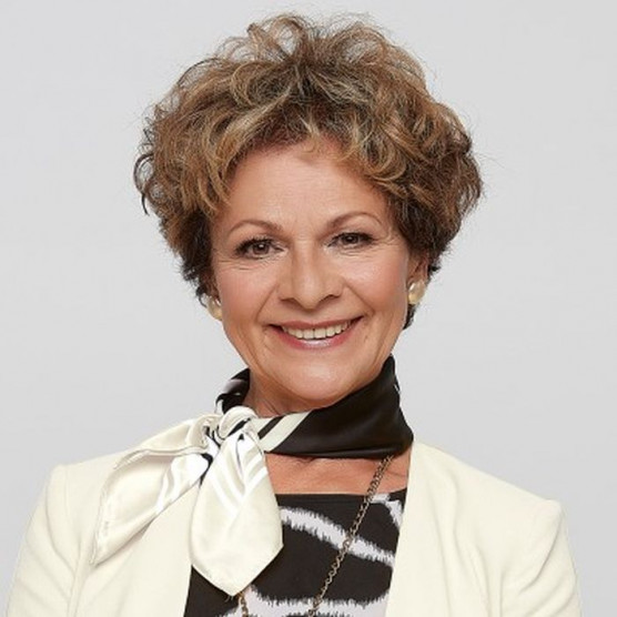 Napi 12 órában próbálja összeilleszteni személyisége darabjait