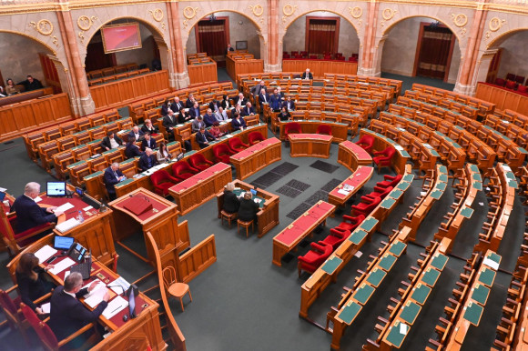 Nem ment el a 133 legbátrabb képviselő a háborúról vitázni