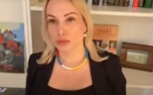 Pénzbüntetést kapott az orosz szerkesztő, aki élő adásban háborúellenes transzparenssel demonstrált