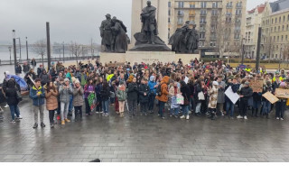 Ezer diák vonult a Parlament elé