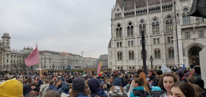 Megtelt a Kossuth tér a tüntető diákokkal