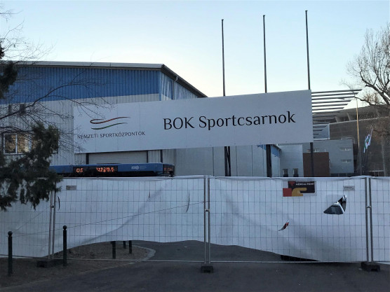 Kordon mögé rejtették a menekülteket fogadó BOK Sportcsarnokot