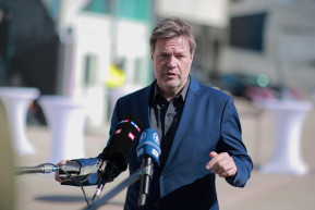 Német miniszter: Orbán önös érdekből gyalázatos pókerjátszámát folytat