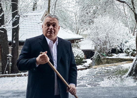 Orbán Viktor seprűvel, az ellenzéki szavazókat kommunistázva indította a napot