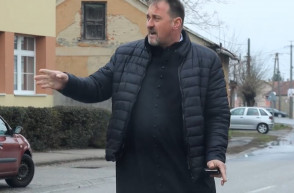 Reverendás pap magából kikelve üvöltözött a választási visszaélésekre figyelő aktivistákkal