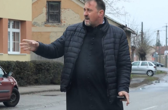 Reverendás pap magából kikelve üvöltözött a választási visszaélésekre figyelő aktivistákkal